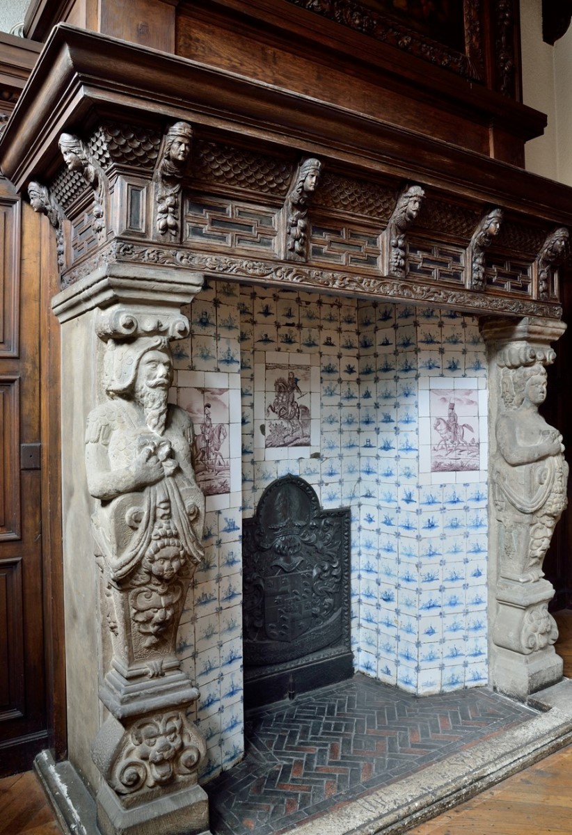 Cheminée rococo — carreaux de Delft